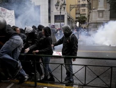 Πορεία αναρχικών στα Εξάρχεια κατά των εμπόρων ναρκωτικών (βίντεο)
